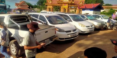 ក្រុម​អ្នក​រត់ឡាន​ឈ្នួល​ដឹក​ភ្ញៀវ​នៅ​ច្រក​អន្តរជាតិ​អូរស្មាច់​តវ៉ា​បិទ​ផ្លូវ​មួយ​រយៈ​ខ្លី​ទាមទារ​ការ​ដឹក​ភ្ញៀវ​ស្មើភាព​គ្នា​រវាង​ថៃ​និង​ខ្មែរ​