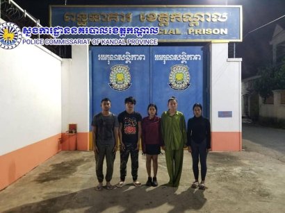 តុលាការខេត្តកណ្តាល សម្រេចឃុំខ្លួនអ្នកលក់អនឡាញ៥នាក់ ដោយសារនិយាយអាសអាភាស